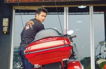 Ini Pose Tontowi Ahmad dengan Kendaraan Mewah Miliknya