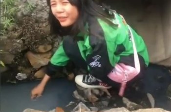 Driver Ojol Cantik Ini Obok-Obok Selokan Kotor, Kenapa Ya?