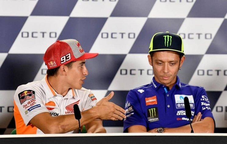 Valentino Rossi Tolak Ajakan Jabat Tangan Oleh Marc Marquez. (Instagram/marc_93_fanpage)
