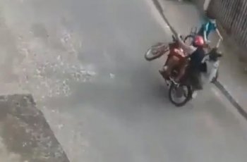 Detik-Detik Sepeda Motor Oleng dan Masuk Jurang