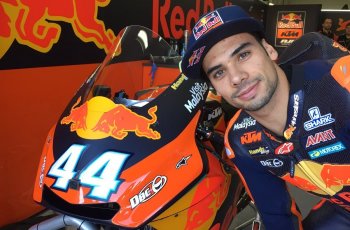 Jajal Motor Baru Triumph, Duo Pembalap KTM Ini Sumringah!