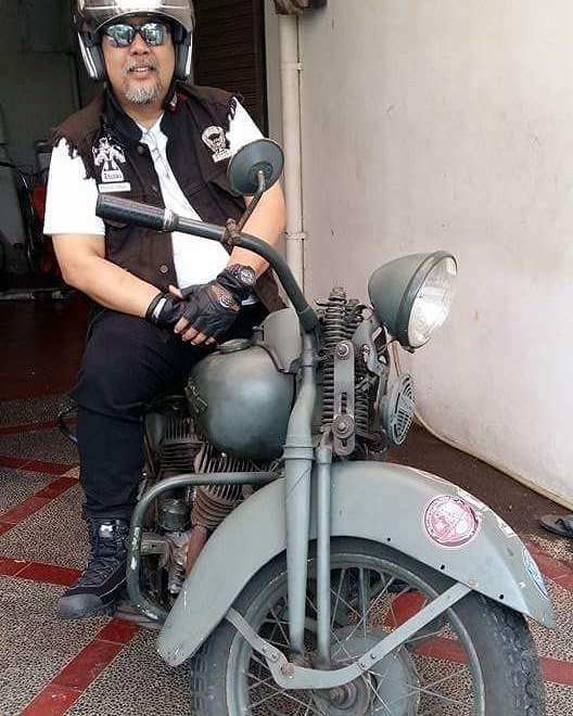 Indro Warkop Duduk Di Atas Sepeda Motor Milik Putrinya, Ipoet Kusumonegoro. (Instagram/indrowarkop_asli)