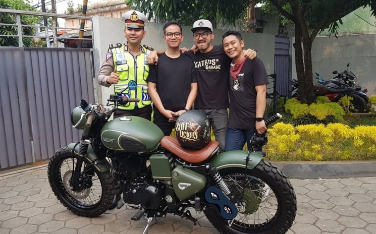 Alitt Susanto, Dari Blogger Hingga Triumph Scrambler. (Instagram/shitlicious)