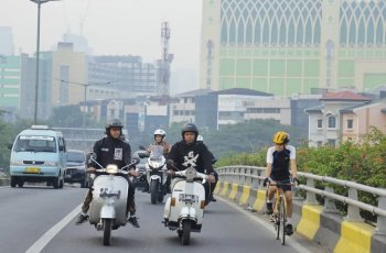 Keliling Jakarta Naik Vespa, Anies Baswedan Disindir Warganet, Kenapa?