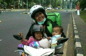 Ini Curhatan Pilu Ojol Wanita yang Viral Bawa Anak sambil Kerja