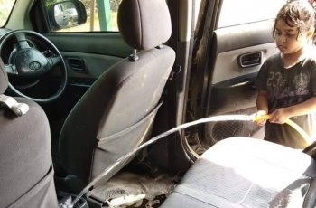 Tumpahkan Minum, Cara Anak Kecil Bersihkan Jok Mobil Ini Kocak