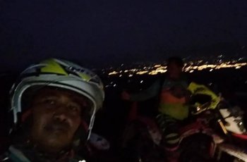 Trabas Hutan Malam Hari, Pemotor Ini Abadikan Penampakan Pocong
