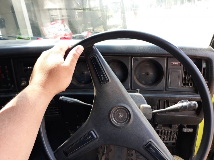Mobil klasik untuk korban Gempa Lombok. (Facebook/Yusron Hadi Nugroho)