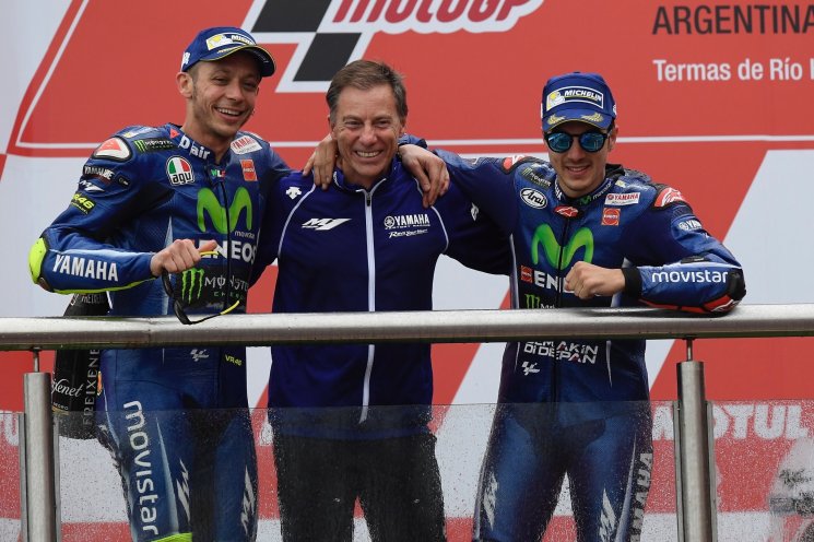Lin Jarvis bersama Valentino Rossi dan Maverick Vinales. (formulapida.ne)