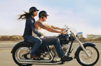 8 Kicauan Warganet Ini Ungkap Romantisnya Boncengan Naik Motor, Bikin Senyum-Senyum Sendiri
