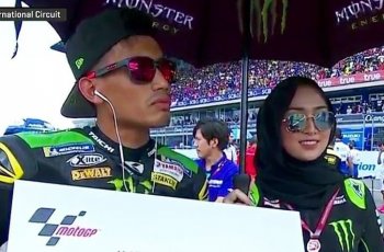Pesona Umbrella Girl Berhijab di MotoGP Thailand, Siapa Dia?