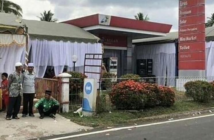 Heboh resepsi nikahan di SPBU.