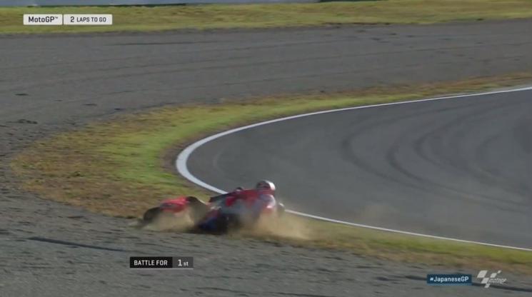 Andrea Dovizioso Terjatuh. (Twitter/MotoGP)