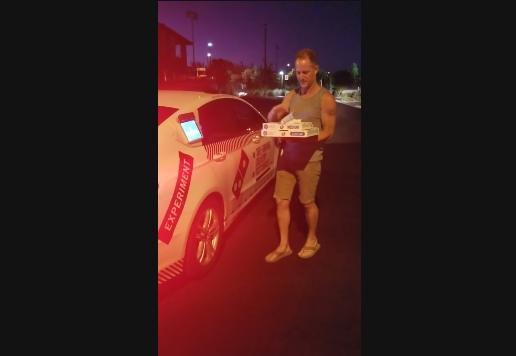 Beli pizza di mobil tanpa sopir. (YouTube/ViralHog)
