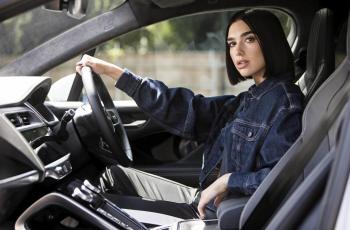 Seksinya Dua Lipa Berpose di Depan Mobil Elektrik Pertamanya