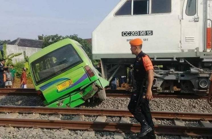 Angkot tersambar kereta api. (Facebook/Motuba)