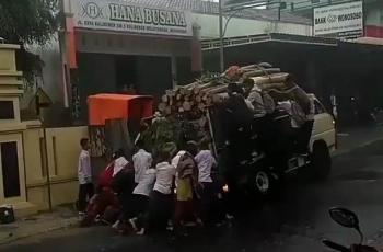 Salut, Siswa-siswa Ini Bantu Truk yang Tersangkut di Selokan