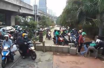 Pemotor Gotong Royong Jebol Pembatas Trotoar, Bikin Geregetan