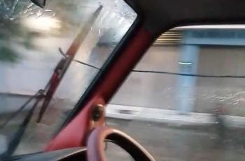 Wiper Mobil Ngadat, Pria Ini Lakukan Cara Kreatif
