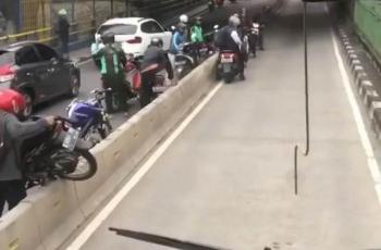 Gotong Royong Pemotor di Jalur Bus Transjakarta, Bukan Untuk Ditiru, ya Sob