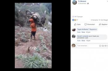 Jembatan Rusak, Pria Ini Pikul Motor Seperti Samson