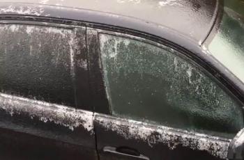 Saking Dinginnya, Muncul Kaca Tambahan Pada Mobil Ini