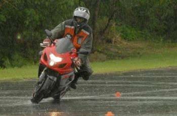 Tips Biar Tak Masuk Angin Saat Motoran Tiap Hari di Musim Hujan