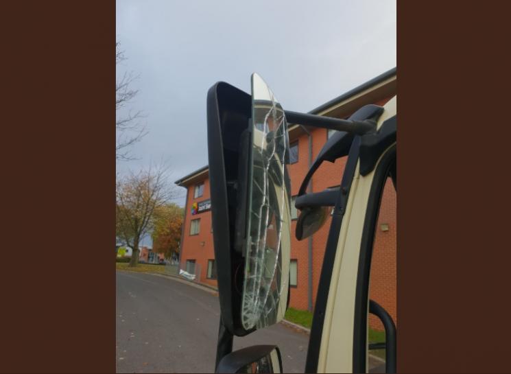 Spion truk M62 retak. (Twitter/@WYP_TrafficDave)