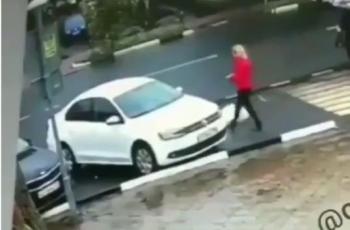 Cara Emak-Emak Keluar Parkiran Ini Bikin Orang Terheran-heran