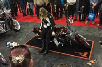 Girls, Ini Dia Trik Mudah Mengangkat Harley Davidson yang Jatuh
