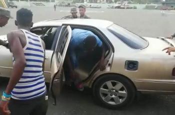 Bikin Mikir Keras, Penumpang Mobil Sedan Ini Banyak Banget
