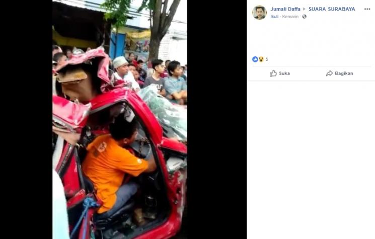 Kecelakaan Honda Jazz sampai rusak parah. (Facebbook/Jumali Daffa)