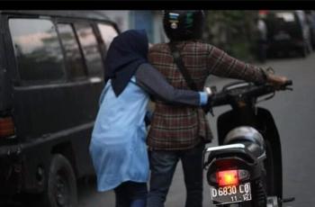 Bikin Terenyuh, Meski Harus Mendorong Motor Pasangan Ini Tetap Romantis