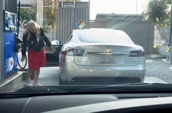 Cari Lubang Bensin di Mobil Listrik, Aksi Wanita Ini Bikin Ngakak