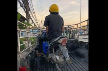 Tolong Pengendara Motor, Pemobil Ini Tuai Pujian Netizen, Kenapa Ya?
