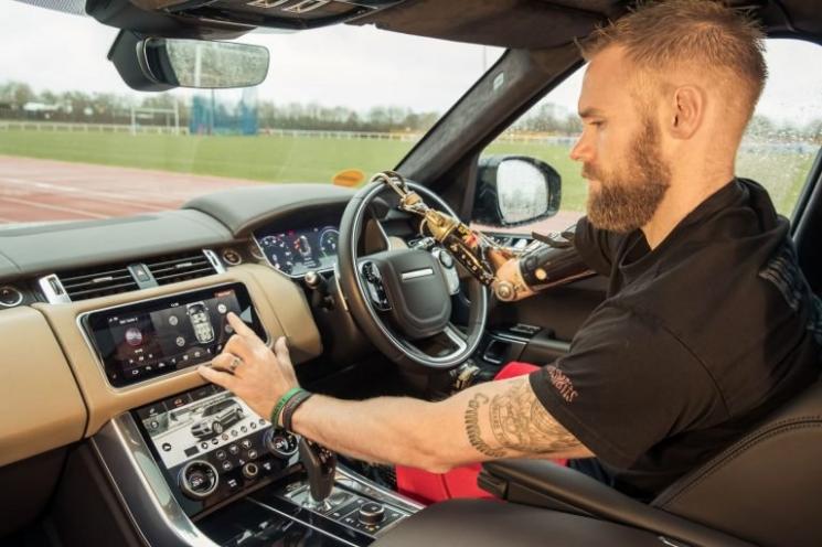 Fitur pintu mobil otomatis bagi kaum disabilitas dari Jaguar Land Rover. (carscoops.com)