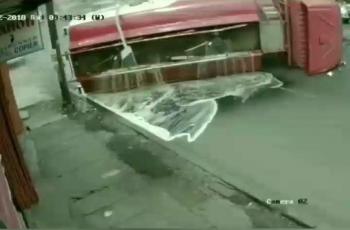 Ngeri, Detik-Detik Truk Tangki BBM Terguling di Bandung