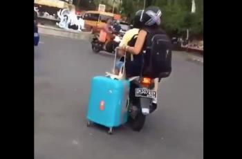 Dibonceng, Bule di Bali Bawa Koper dengan Cara yang Tak Biasa