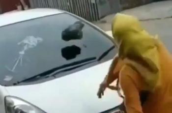 Cekcok dengan Selingkuhan Suami Temannya, Wanita ini Rusak Mobil Pelakor