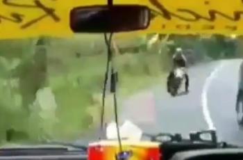 Ugal-ugalan sampai Nekat Nyalip di Tikungan, Pemotor Ini Kena Batunya