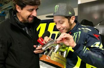 Jalani Musim Tanpa Gelar, Rossi Terima Penghargaan 'Tapir Emas'