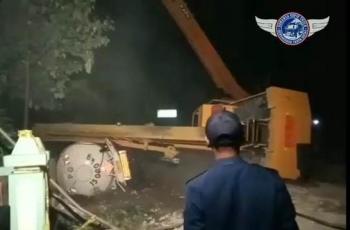 Menegangkan, Crane Jatuh Saat Angkat Truk yang Terguling, Warga Panik