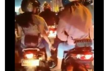 Tunjukkan Gaya Pacaran Aneh, Aksi Dua Pemotor Ini Bikin Tepuk Jidat