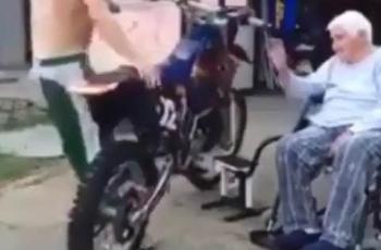 Mengharukan, Kakek Di Kursi Roda Ini Tampak Bahagia Setelah Geber Motor