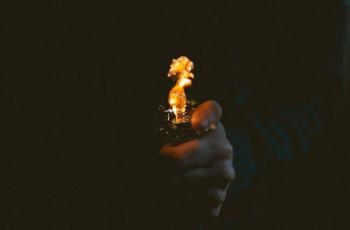 Asyik Main Korek Api, Balita Ini Tak Sengaja Bakar Motor