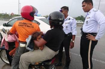 Dikira Akan Ditilang, Pemotor Ini Malah Dapat Bantuan dari Polisi