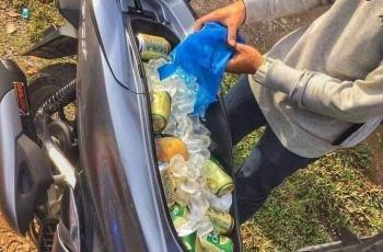 Bagasi Longgar, Pemotor Ini Nekat Bikin Kotak Pendingin Darurat