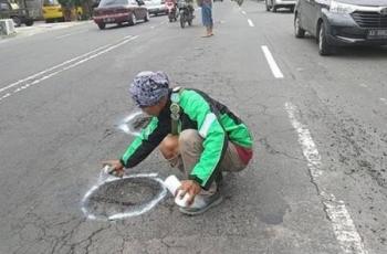 Aksi Heroik Driver Ojol Tandai Ranjau Jalanan demi Keselamatan, Salut!