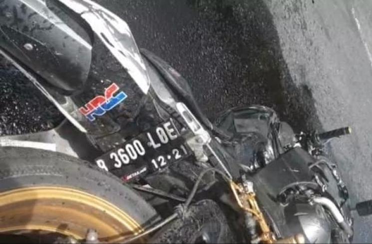 Kecelakaan adu banteng moge vs mobil LCGC. (Facebook/Ngurah Dibia)