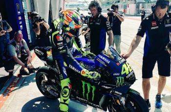 Valentino Rossi Pamer Helm Musim Dingin Baru di Sepang, Ciamik!